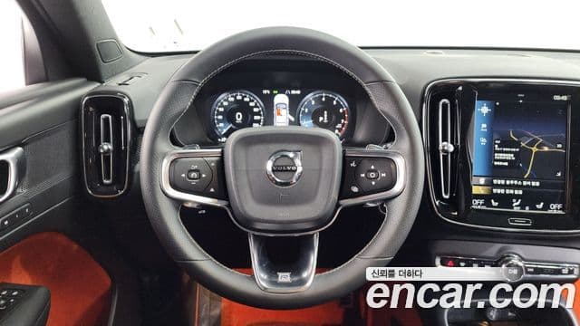Volvo XC40 2018 — ფოტო 13/20