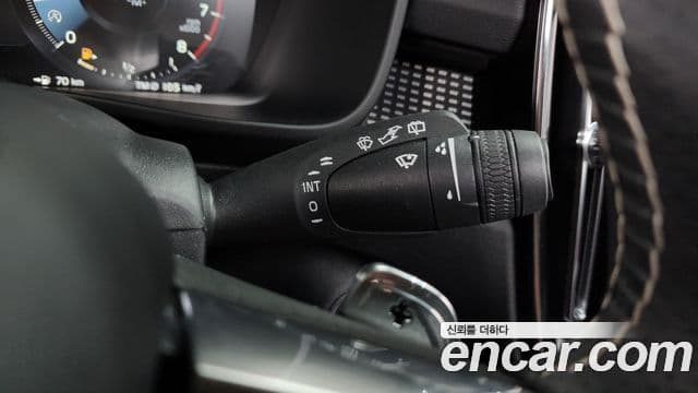Volvo XC40 2018 — ფოტო 14/20