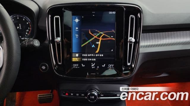 Volvo XC40 2018 — ფოტო 15/20