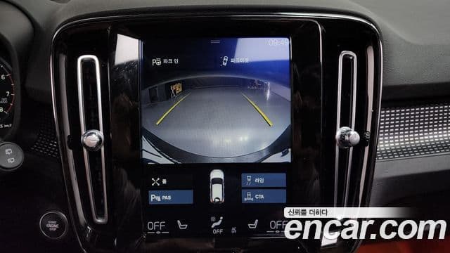 Volvo XC40 2018 — ფოტო 16/20