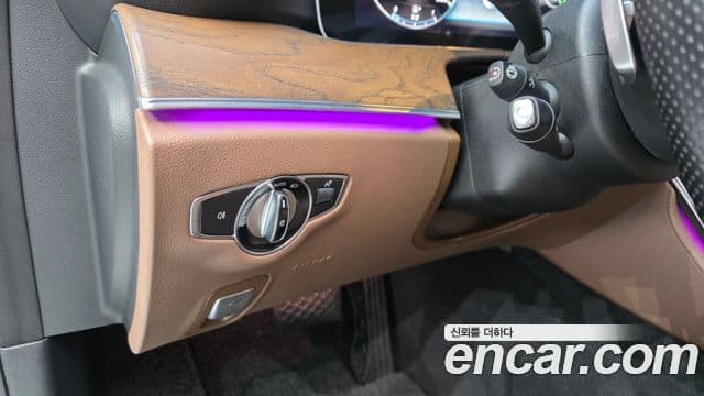 Mercedes-Benz E-Class 2018 — Şəkil 19/20