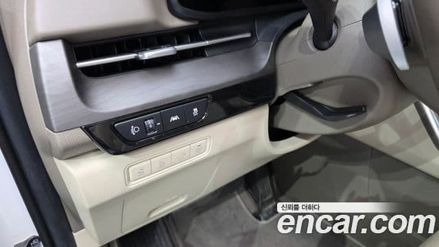 Kia Carnival 2021 — ფოტო 16/20
