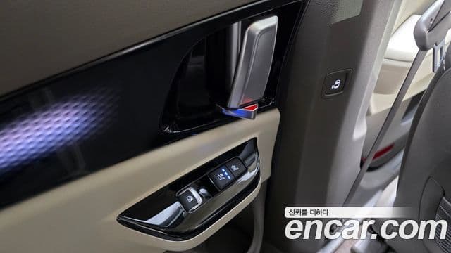 Kia Carnival 2021 — ფოტო 17/20