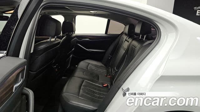 BMW 5 Series 2019 — Şəkil 12/20