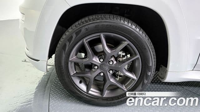 Jeep Grand Cherokee 2020 — ფოტო 5/20