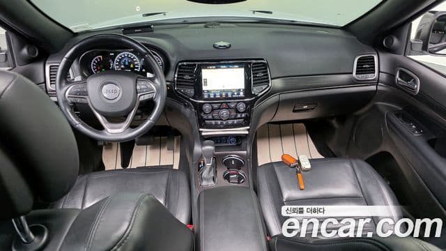 Jeep Grand Cherokee 2020 — ფოტო 7/20