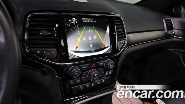 Jeep Grand Cherokee 2020 — ფოტო 16/20