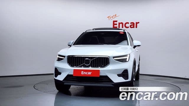 Volvo XC40 2025 — ფოტო 8/20