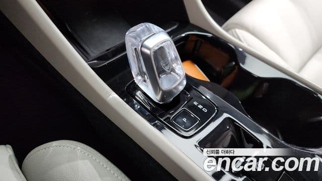 Volvo XC40 2025 — ფოტო 16/20