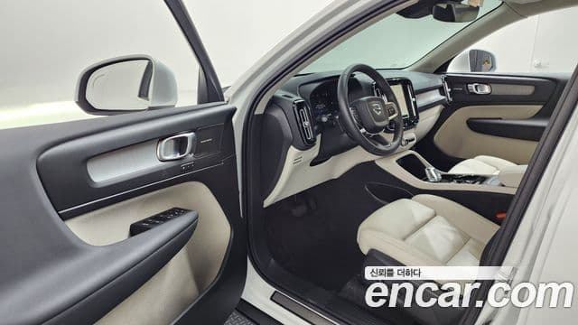 Volvo XC40 2025 — ფოტო 11/20