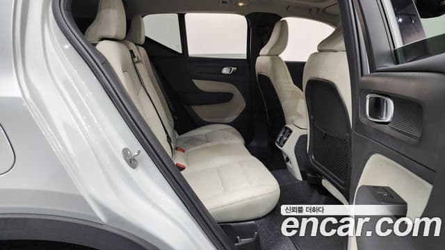 Volvo XC40 2025 — ფოტო 4/20