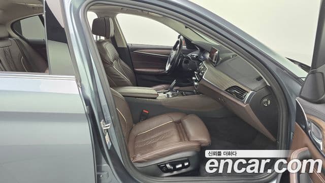 BMW 5 Series 2019 — Фото 11/20