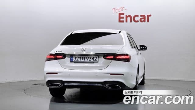 Mercedes-Benz E-Class 2022 — ფოტო 14/20