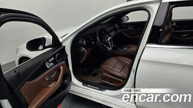 Mercedes-Benz E-Class 2022 — ფოტო 8/20
