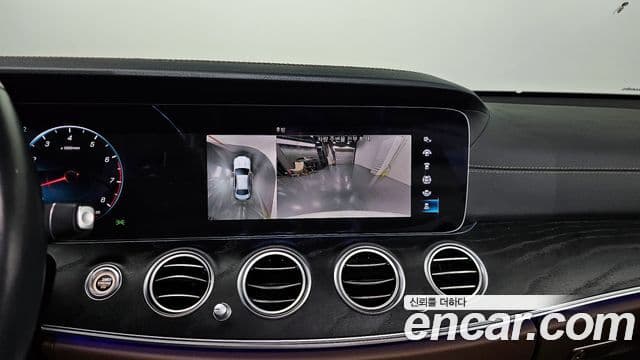 Mercedes-Benz E-Class 2022 — ფოტო 17/20