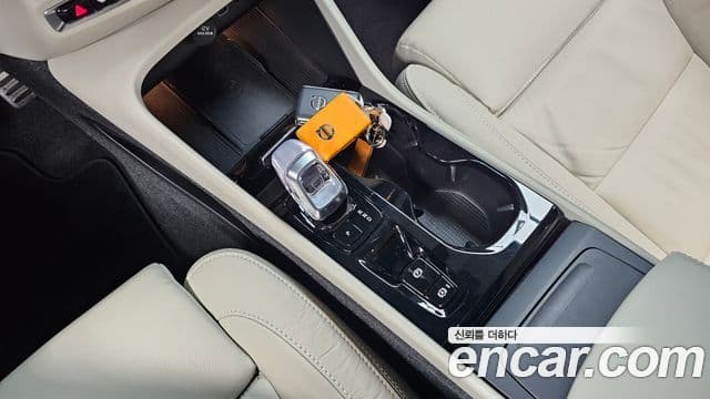 Volvo XC40 2023 — ფოტო 9/20