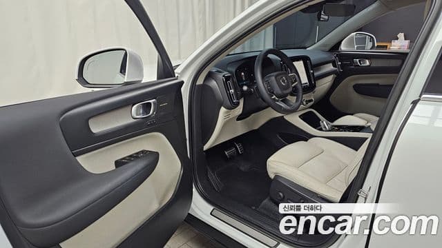 Volvo XC40 2023 — ფოტო 10/20