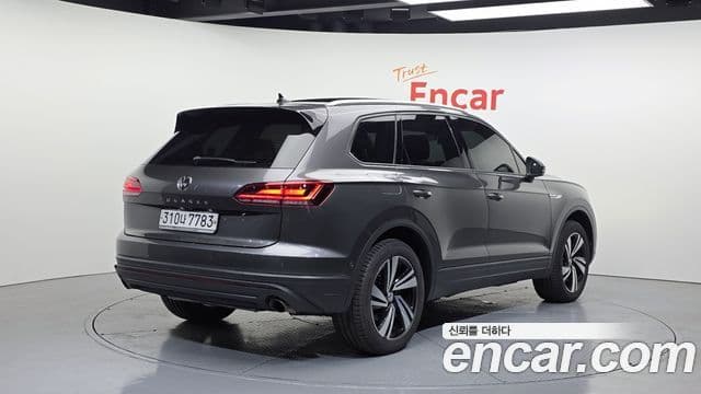 Volkswagen Touareg 2020 — ფოტო 13/20