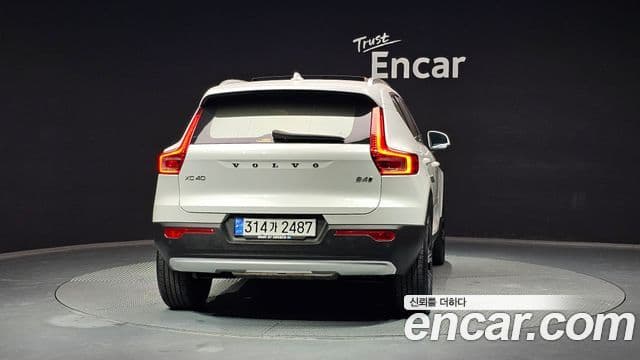 Volvo XC40 2020 — Фото 10/20