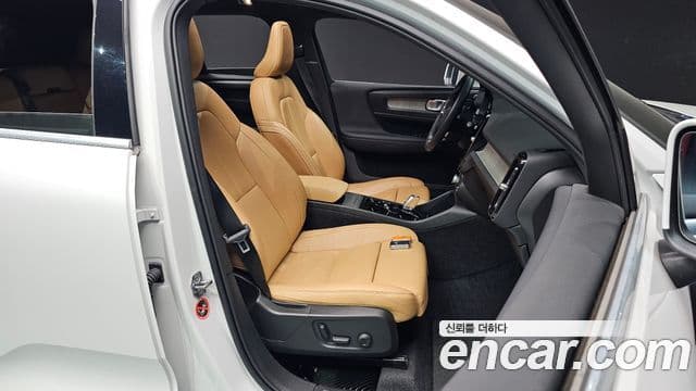 Volvo XC40 2020 — Фото 9/20