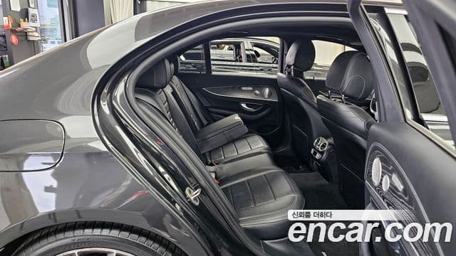 Mercedes-Benz E-Class 2021 — Фото 12/20