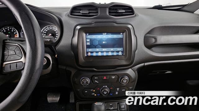 Jeep Renegade 2022 — ფოტო 15/20