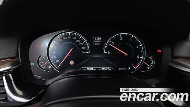 BMW 5 Series 2018 — ფოტო 8/20