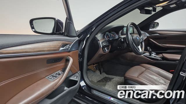 BMW 5 Series 2018 — фото 10 из 20