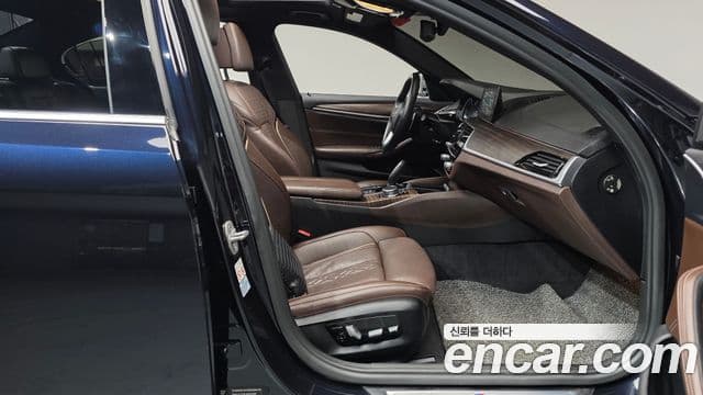 BMW 5 Series 2018 — ფოტო 12/20