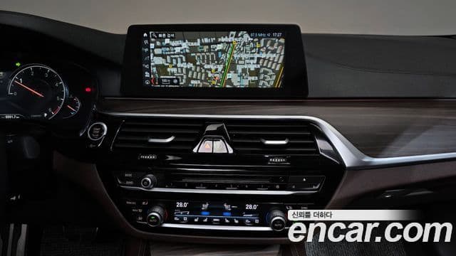 BMW 5 Series 2018 — фото 14 из 20