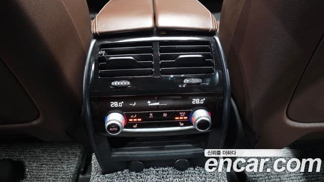 BMW 5 Series 2018 — ფოტო 18/20