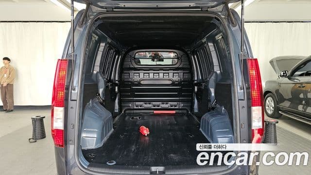 Hyundai Staria 2023 — ფოტო 3/20