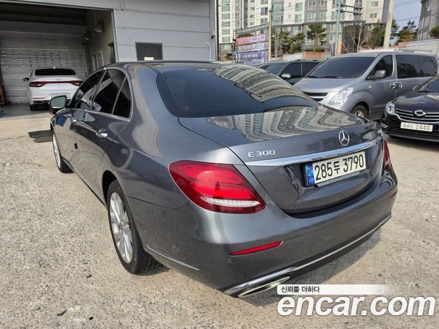 Mercedes-Benz E-Class 2018 — ფოტო 16/20