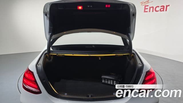 Mercedes-Benz E-Class 2019 — ფოტო 19/20