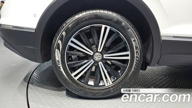 Volkswagen Tiguan 2018 — ფოტო 5/20