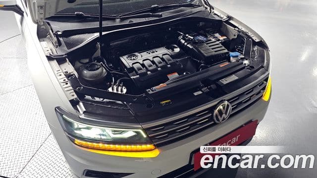 Volkswagen Tiguan 2018 — ფოტო 6/20
