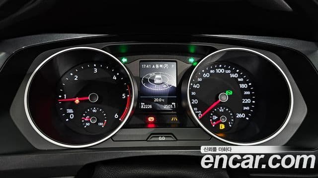 Volkswagen Tiguan 2018 — ფოტო 8/20