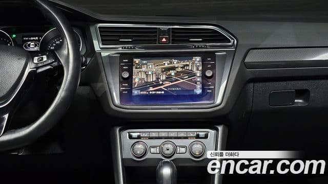 Volkswagen Tiguan 2018 — ფოტო 13/20