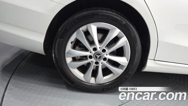 Mercedes-Benz C-Class 2020 — Photo 13/32