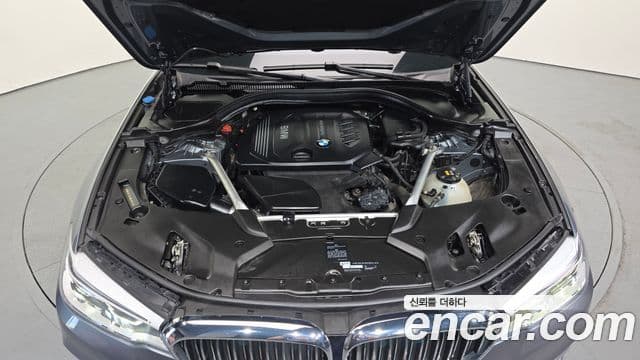 BMW 5 Series 2018 — ფოტო 6/20