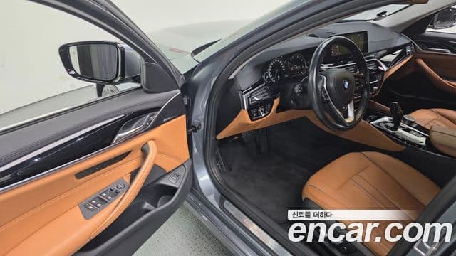 BMW 5 Series 2018 — ფოტო 13/20