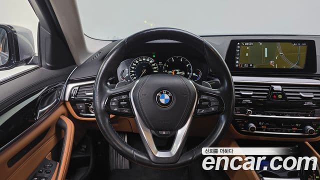 BMW 5 Series 2018 — ფოტო 14/20