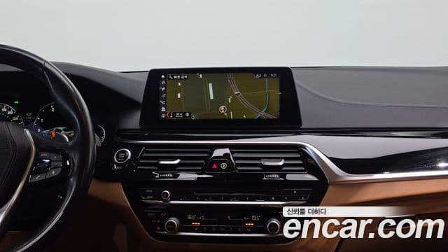 BMW 5 Series 2018 — ფოტო 15/20