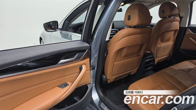 BMW 5 Series 2018 — ფოტო 17/20