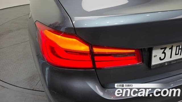 BMW 5 Series 2018 — Photo 18/32