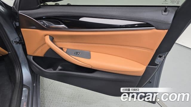 BMW 5 Series 2018 — Photo 8/32
