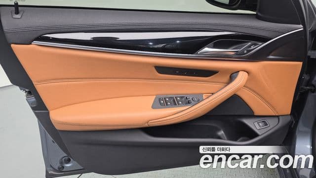 BMW 5 Series 2018 — Photo 17/32