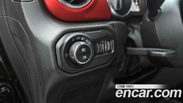 Jeep Wrangler 2022 — ფოტო 18/20