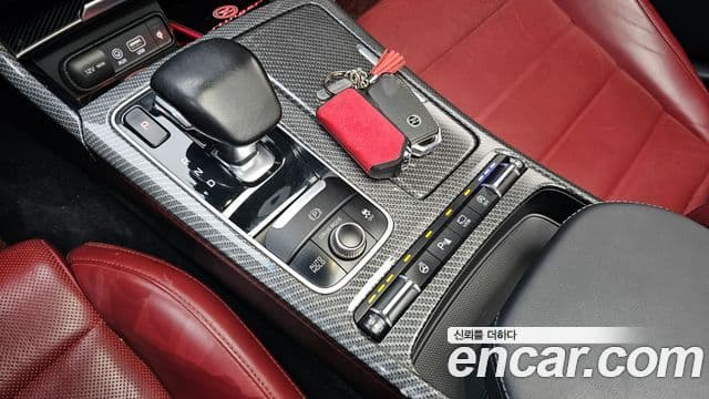 Kia Stinger 2018 — ფოტო 8/20