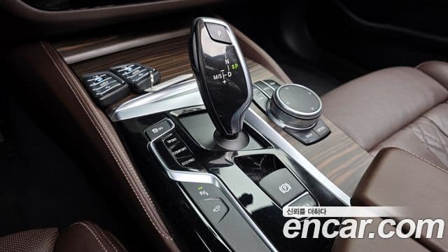 BMW 5 Series 2018 — Şəkil 9/20